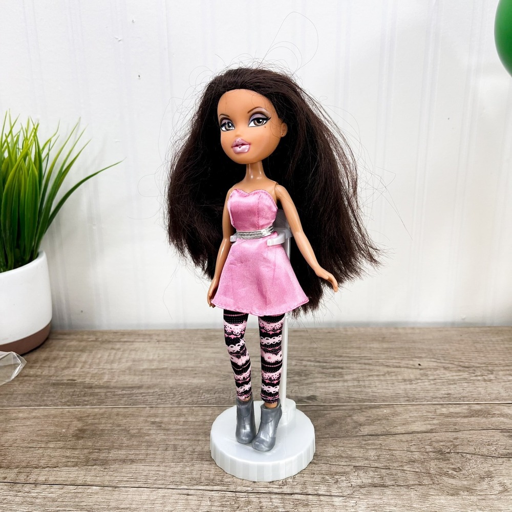 MGA Bratz Yasmin Bratz, World Yasmin's House Yasmin Doll Pink Lip With Dress‎